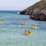 Tour en kayak en Llanes por acantilados y playas vírgenes.