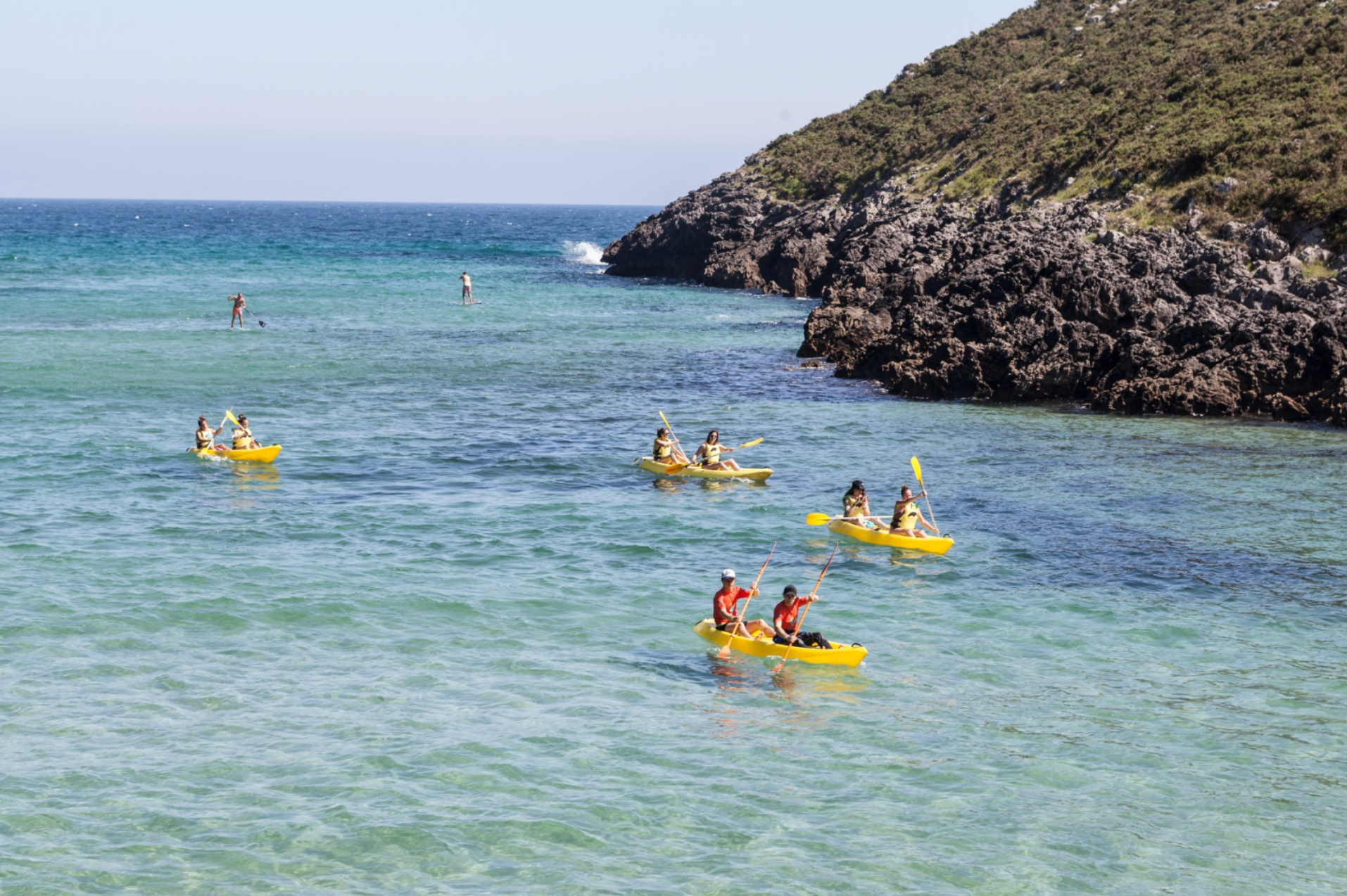 Tour en kayak en Llanes por acantilados y playas vírgenes.