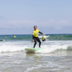 Clases de surf de 2 horas para jóvenes y adultos en Llanes.