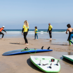 Clases de surf de 2 horas para jóvenes y adultos en Llanes.