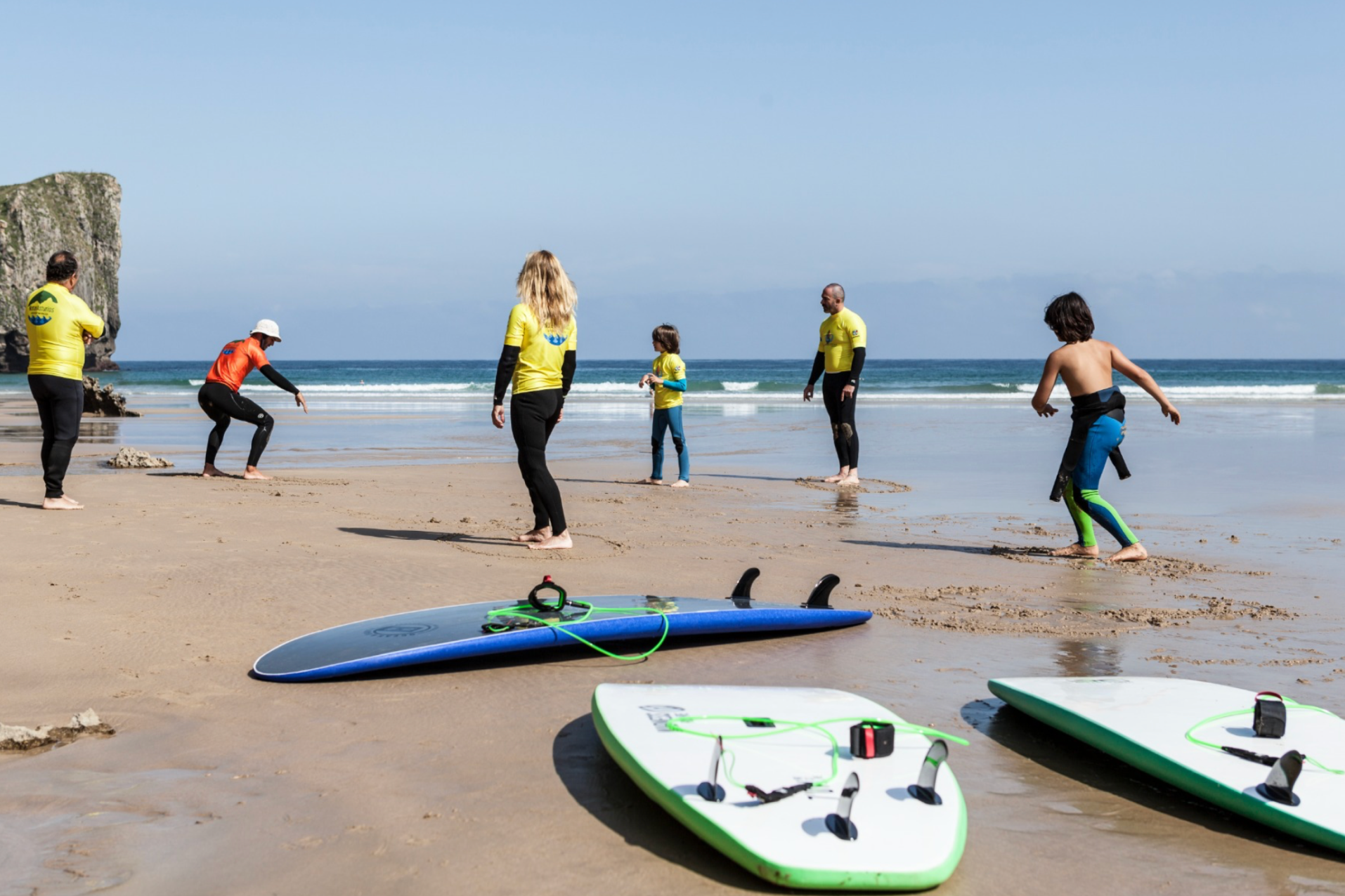 Clases de surf de 2 horas para jóvenes y adultos en Llanes.