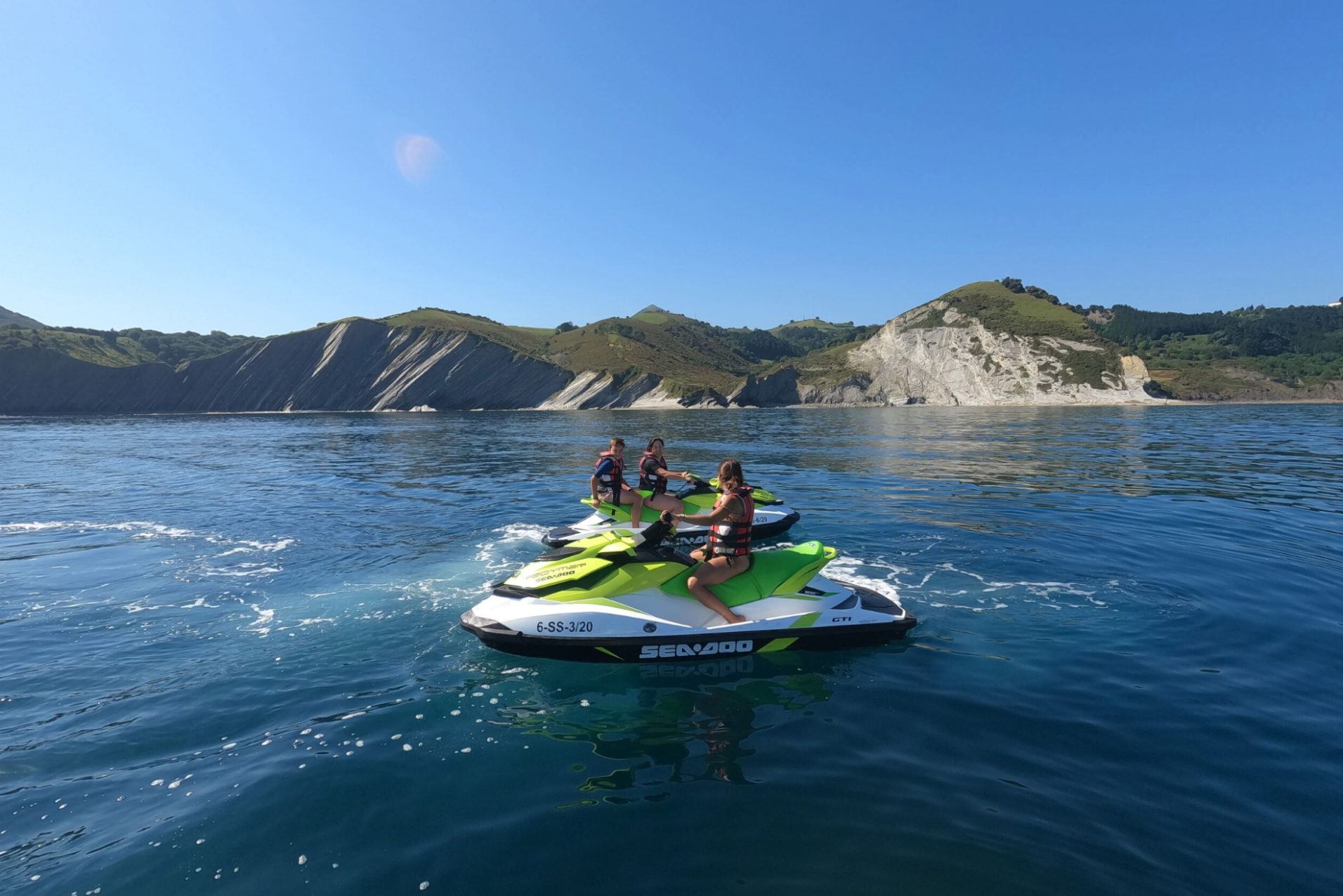 Ruta del Flysch en Moto de agua desde Zumaia a Mutriku.