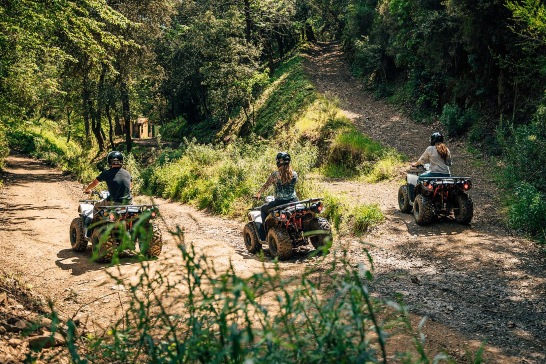 Ruta en Quad al aire libre por el bosque en Barcelona.