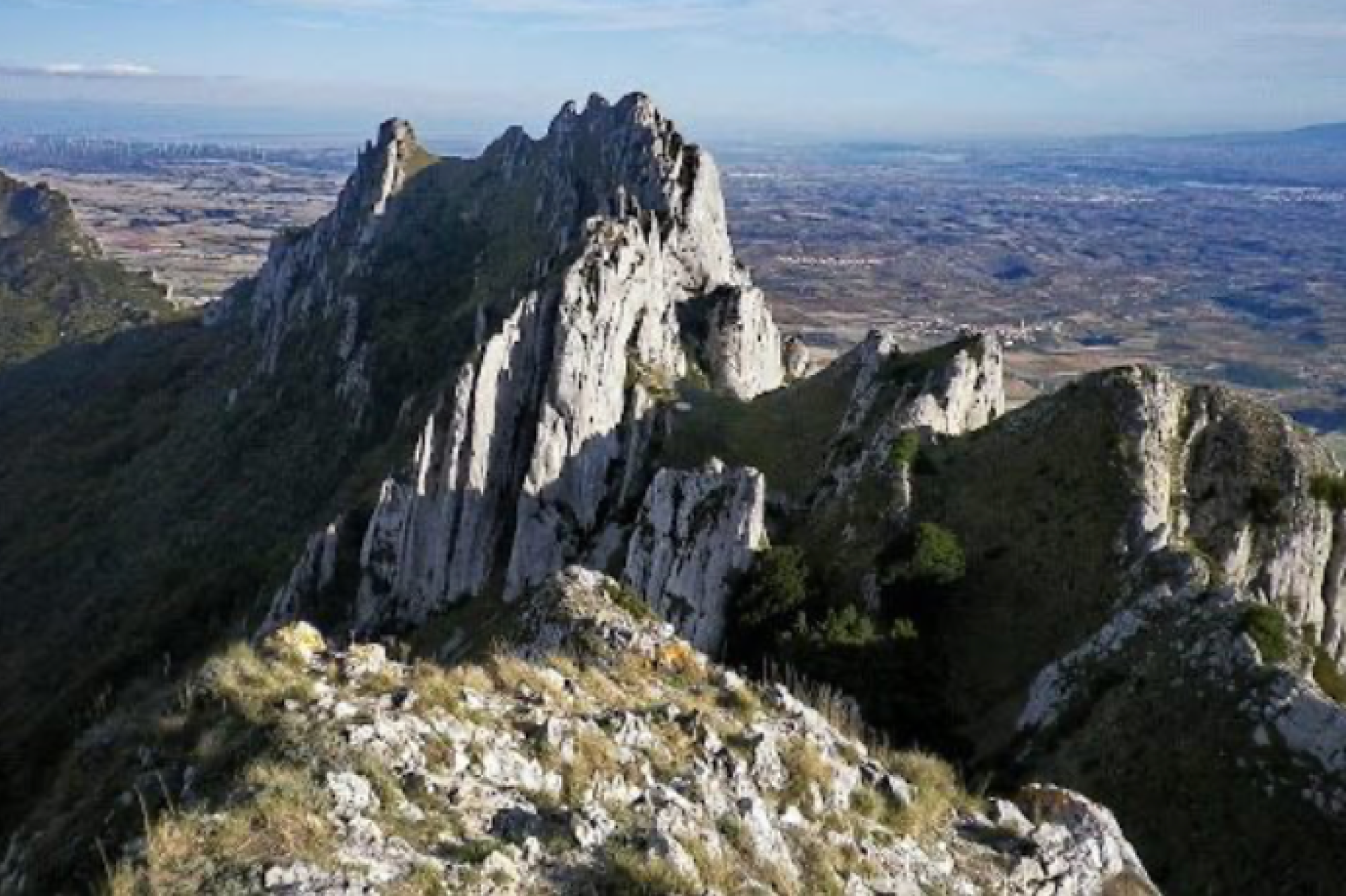 Ascenso al monte Toloño en la Sierra de Cantabria.
