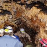 Espeleología en la Cueva de la Sarsa en Valencia.