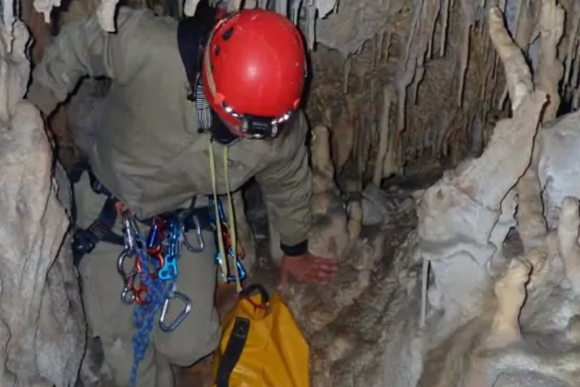 EspeleologĆa en la Cueva de los Pericos en Alicante.