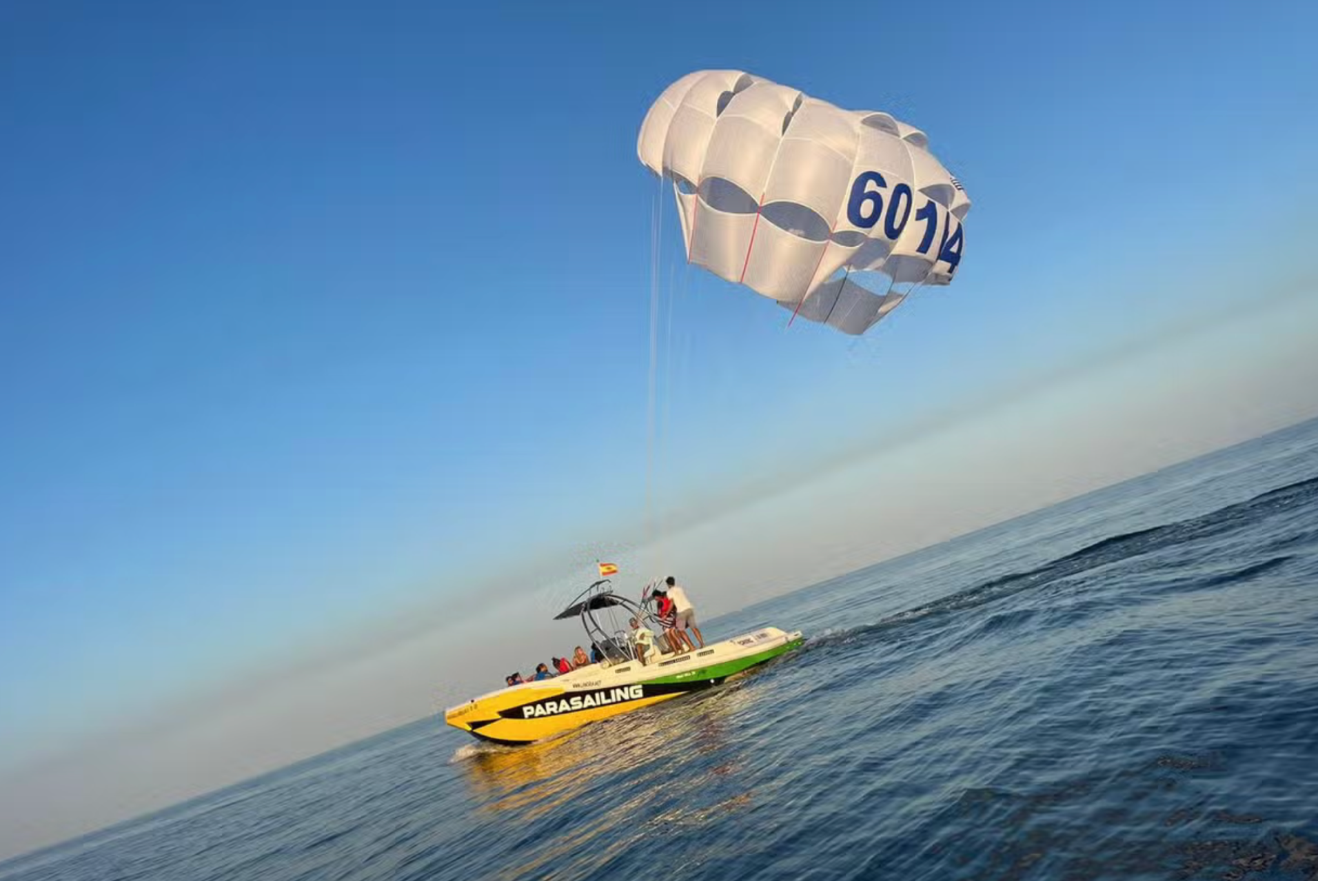 Parasailing con increibles vistas panorámicas de la Costa del Sol desde Fuengirola.