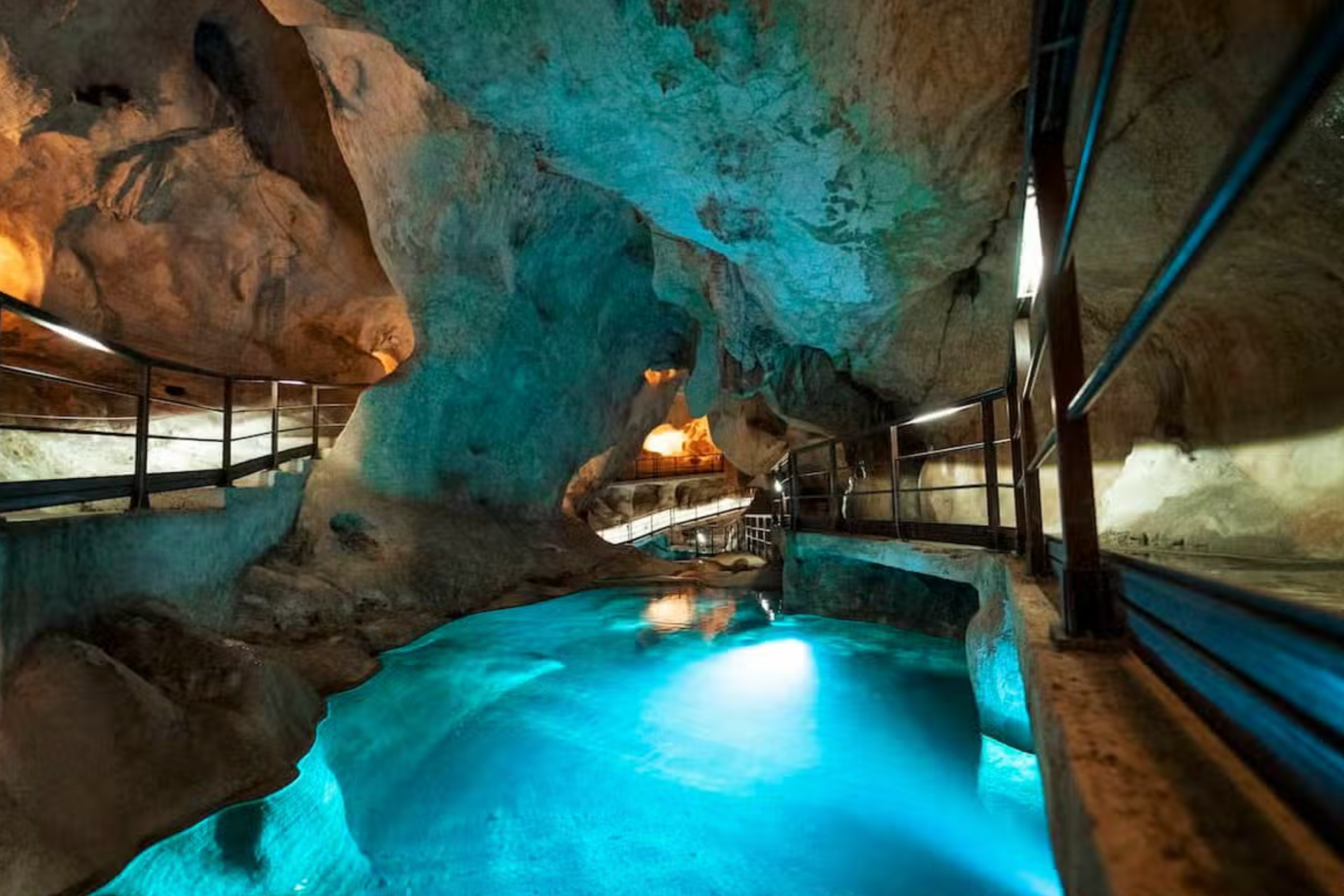 Entrada a la Cueva del Tesoro en Rincón de la Victoria, Málaga.