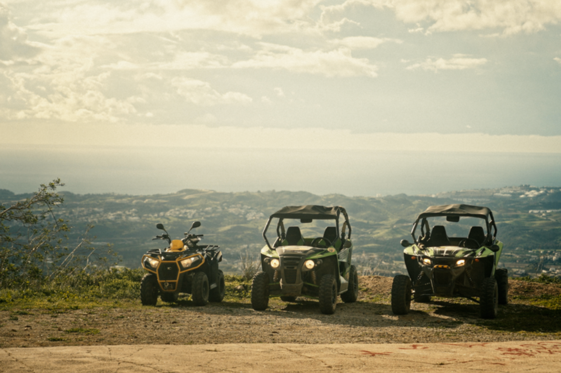 Ruta en Buggy por el Meandro con vistas a Sierra Negra, Montaña Roja y el pueblo de Atalaya.