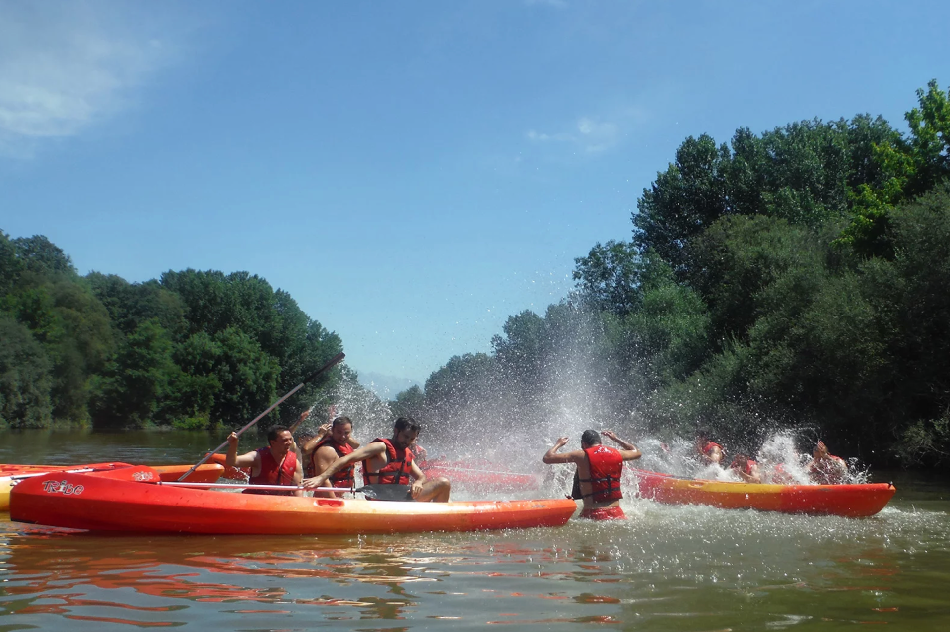 Descenso en Piragua en el río Tiétar en su paso por la Comarca de La Vera, Cáceres.