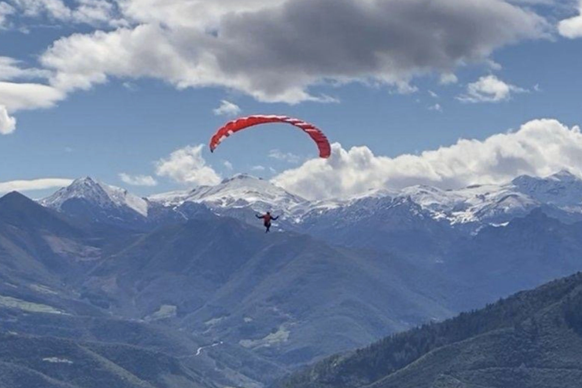 Vuelo en Parapente en los Picos de Europa, Cantabria.