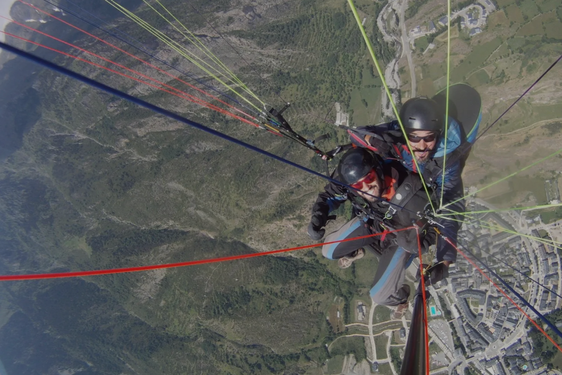 Vuelo biplaza en Castejón de Sos con vistas al Pirineo, Huesca.