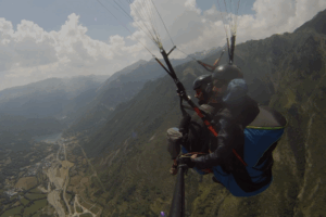 Parapente biplaza desde la estación de esquí de Cerler en Huesca.