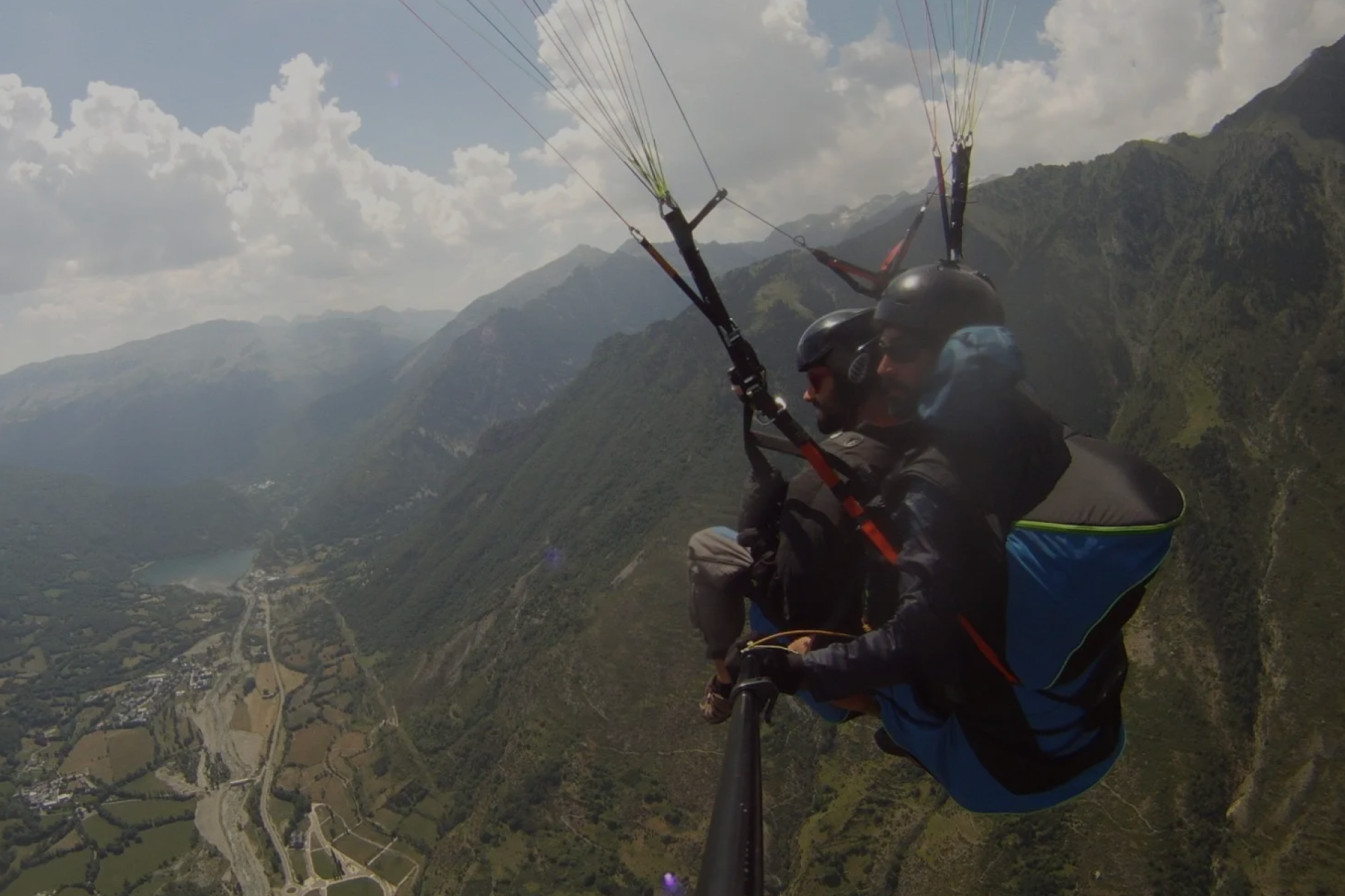 Parapente biplaza desde la estación de esquà de Cerler en Huesca.