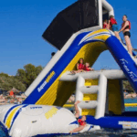 Parque acuático hinchable en la playa de las Higuericas en Torre de la Horadada, Alicante.