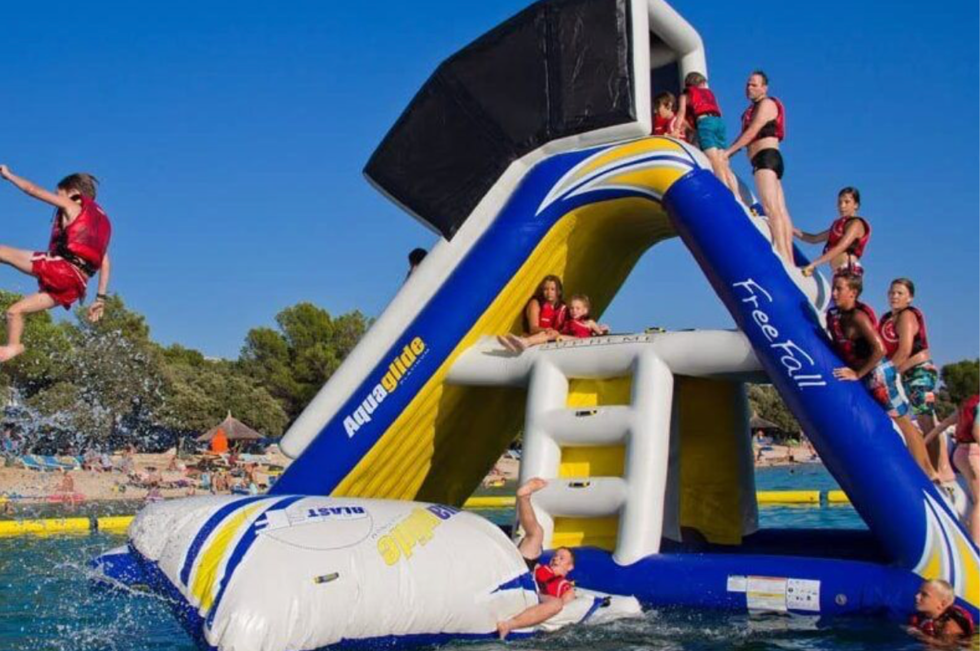 Parque acuƔtico hinchable en la playa de las Higuericas en Torre de la Horadada, Alicante.
