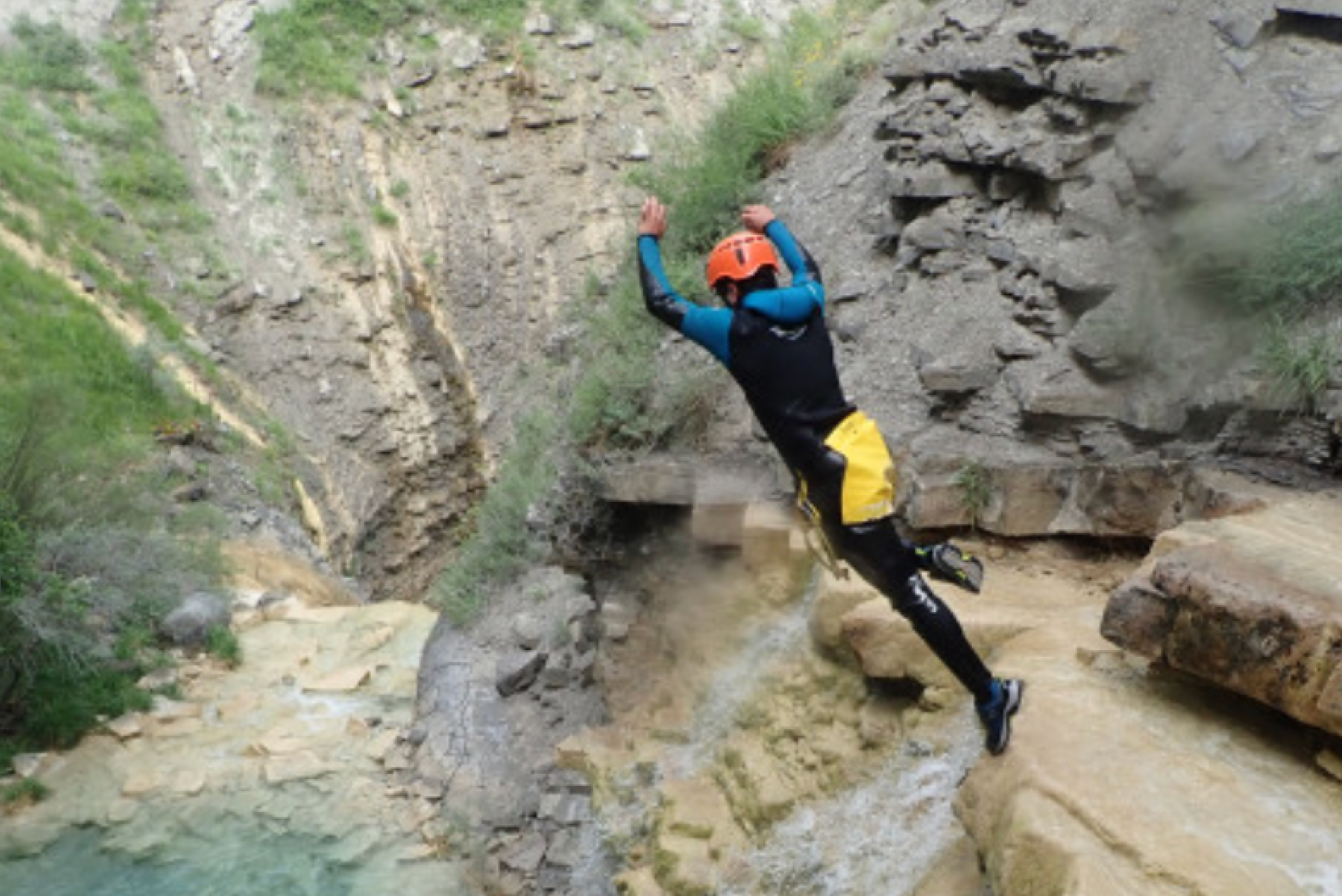 Barranco Soussoueou de nivel intermedio en el Valle de Ossau, Pirineo francés.