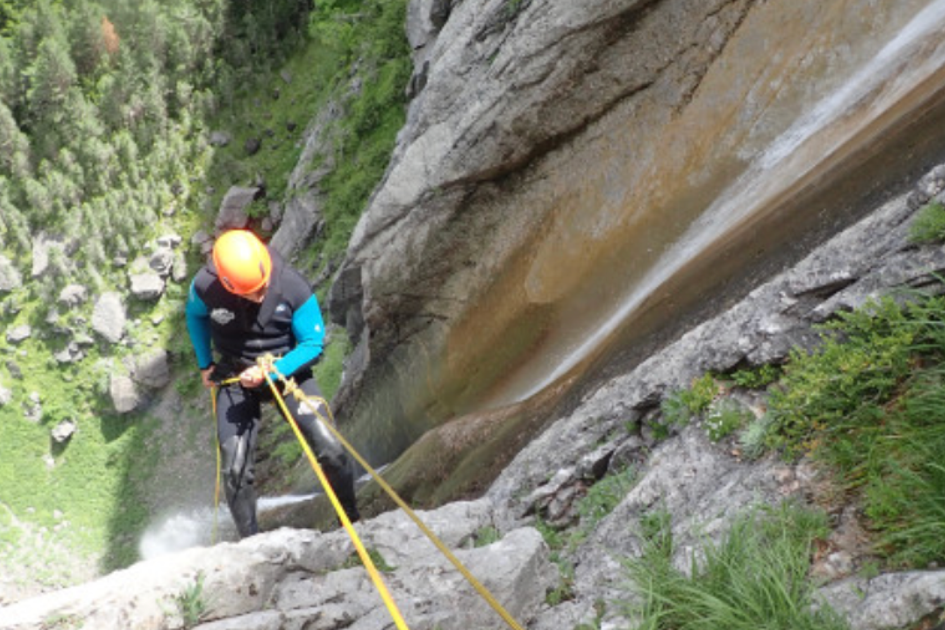 Barranco Bitet de nivel avanzado en el Valle de Ossau, Pirineo francés.