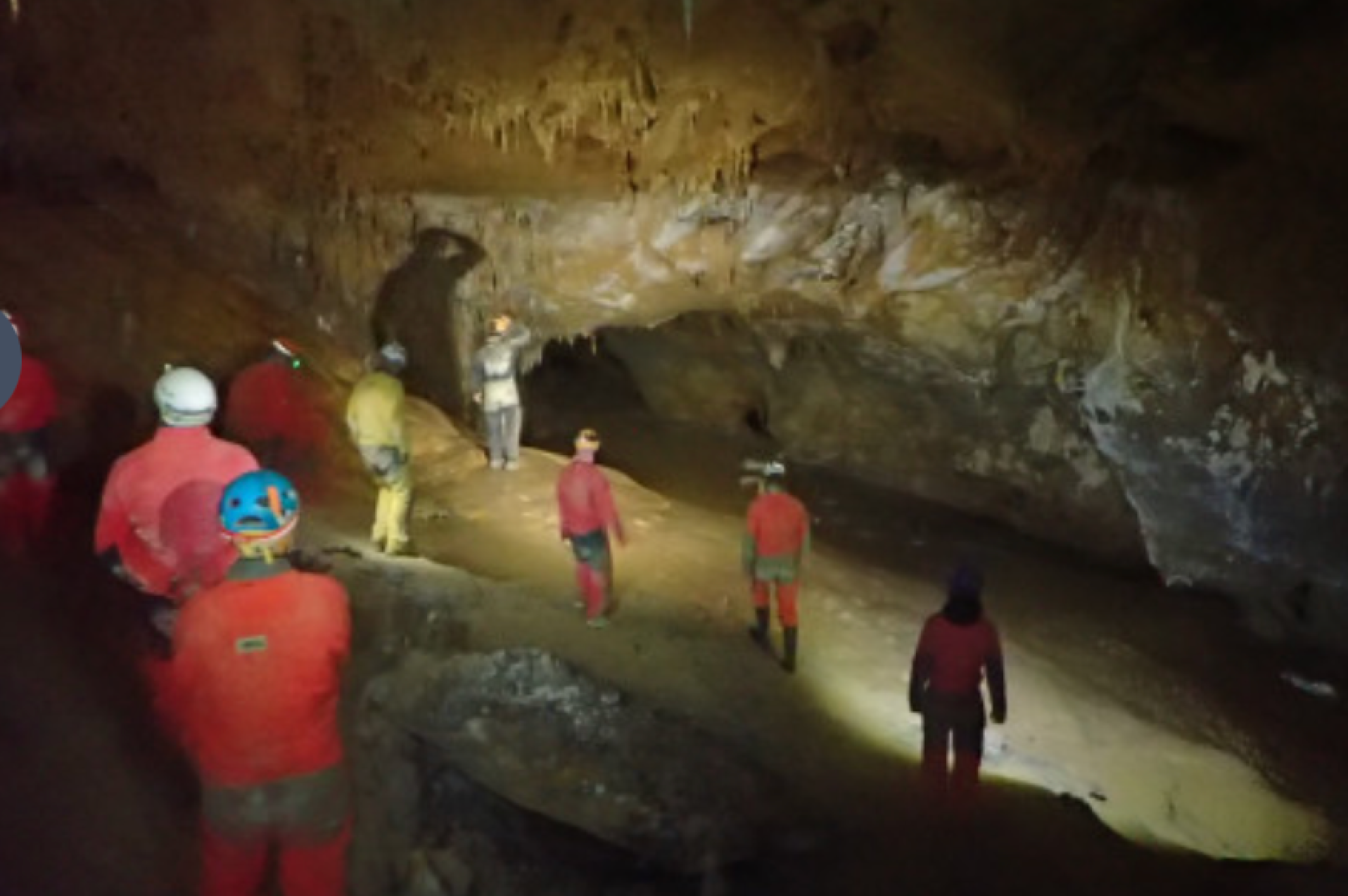 Espeleología de nivel intermedio en la Gruta de Esjamundo, Huesca.