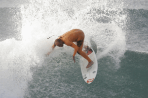 Clase de Surf para adultos en la playa de Somo, Cantabria.
