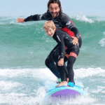Clase de Surf para niños en la playa de Somo en Cantabria.