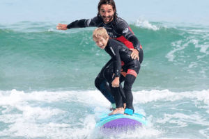 Clase de Surf para niños en la playa de Somo en Cantabria.