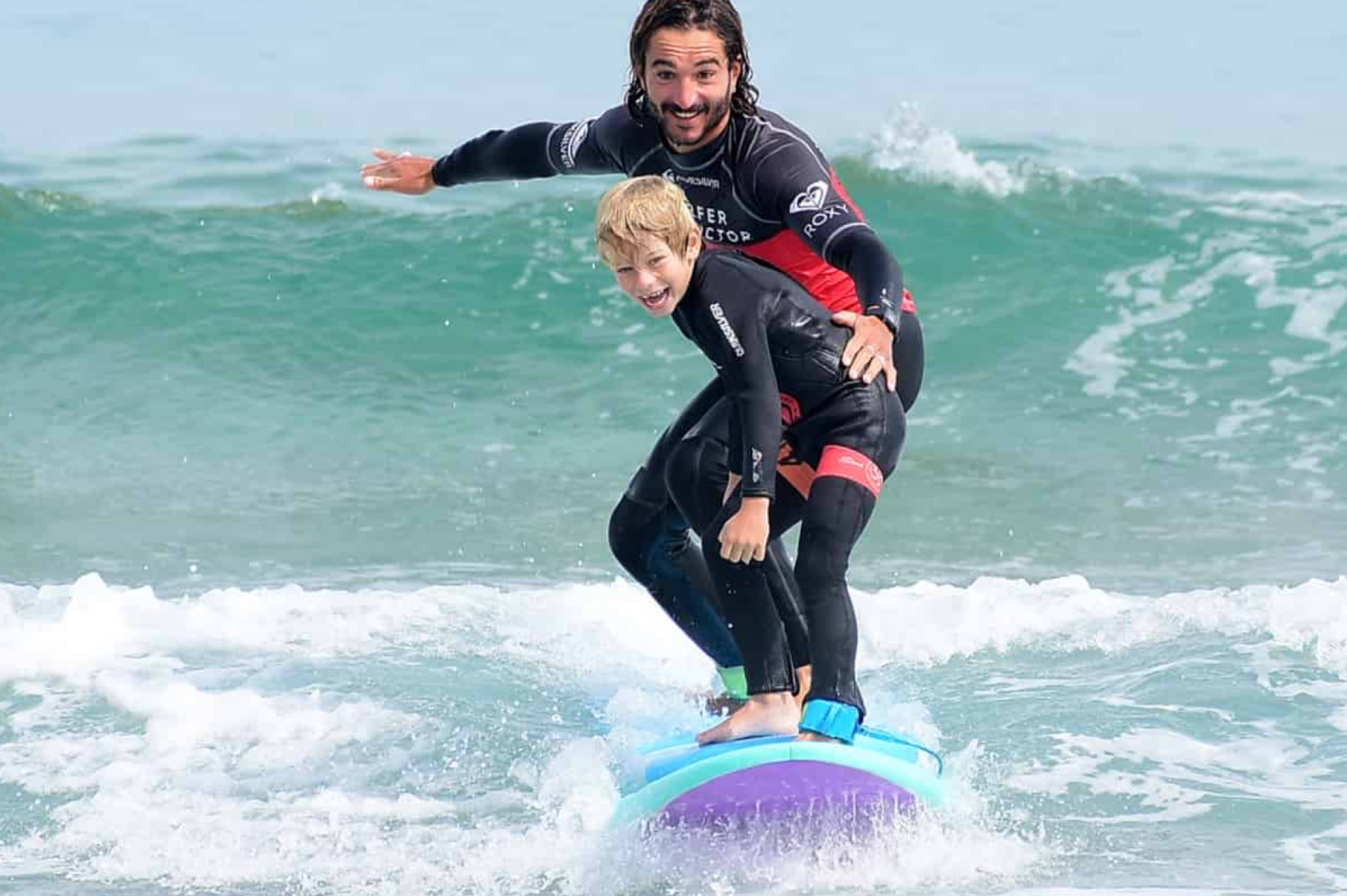 Clase de Surf para niños en la playa de Somo en Cantabria.