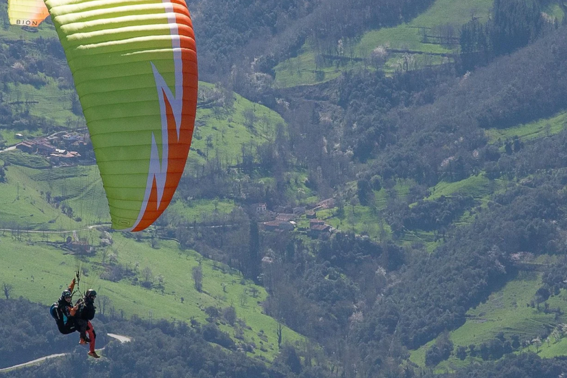 Vuelo en Parapente desde el Pico de La Viorna sobre el Valle de Liébana en Cantabria.