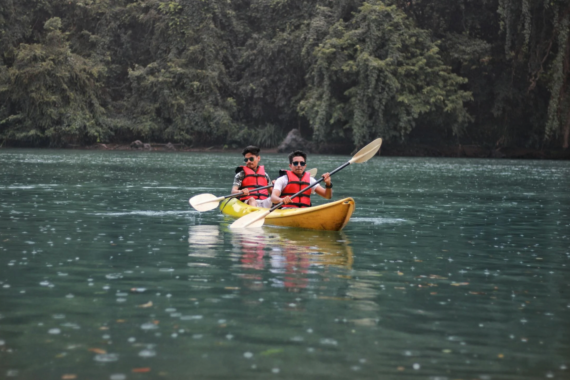 Descenso de Canoas en el río Deva en Cantabria.