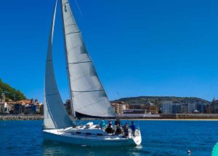 Everent Alquiler de velero sin patrón en San Sebastián